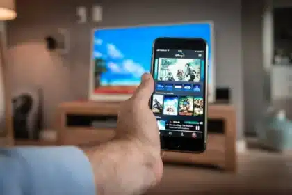 How to Mirror Android phone to TV without wifi